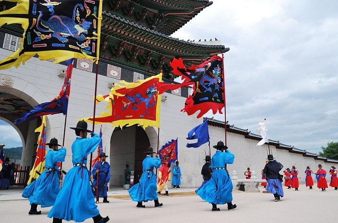 4 Hours Private tour with top attractions in Seoul - Guide Quality: why names like Felicity, Mia, Lizzie, Ko, BM, Charles, and Joonie show up
