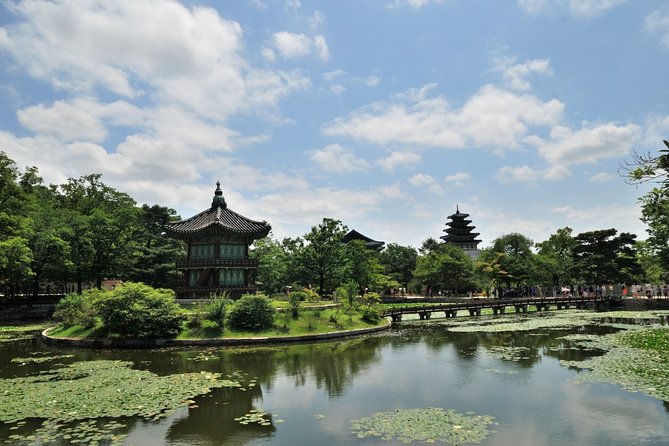 4 Hours Private tour with top attractions in Seoul - Blue House Pass-By: government context with minimal time loss
