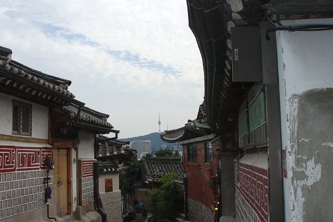 8 Hours Private tour with top attractions in Seoul - A pass by the Blue House: government interest, no heavy commitment