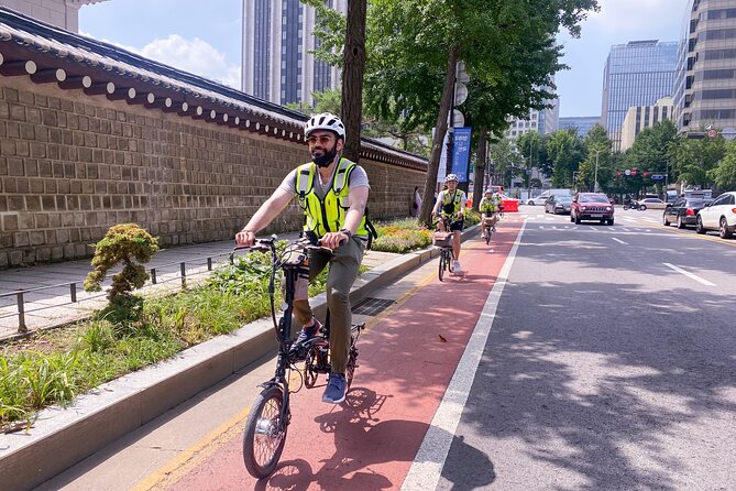 Afternoon E-bike tour and "Happy Hour" food and drinks - The Cheonggyecheon section: Berlin Square to the stream calm-down