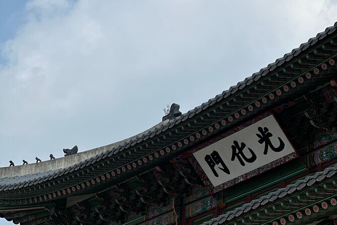 Best Things to Do - Half Day Seoul Trip (Seoul Palace & Temple) - Stop 2: Gyeongbokgung or Changdeokgung, and the changing-of-guards moment