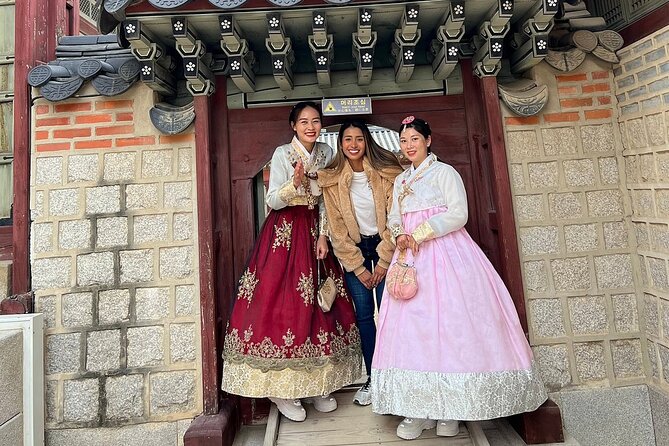 Best Things to Do - Half Day Seoul Trip (Seoul Palace & Temple) - Stop 3: Cheongwadae Sarangchae for artifacts and the Blue House zone