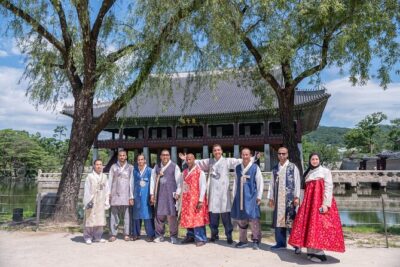 Flexible Private Van Tour in Seoul by Experts - Your guide matters: what punctuality and smart photo help change