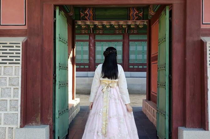 Gyeongbokgung Palace Hanbok Rental Experience in Seoul - Crowd reality: the downside of being popular