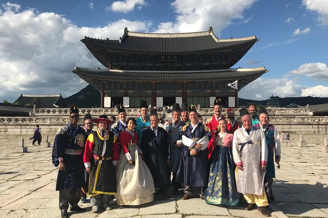 Half day Morning Seoul City Tour(Temple & Gyeongbok Palace) - Cheongwadae Sarangchae: a pass-by with a real-world twist