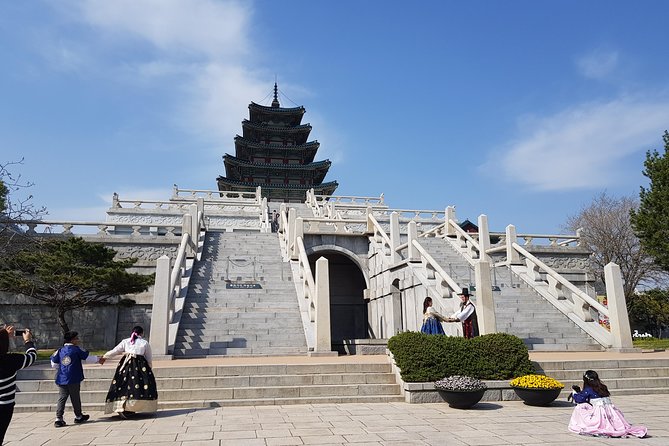 Korean Palace and Market Tour in Seoul Including Insadong and Gyeongbokgung Palace - Insadong Antique Alley: the best place to slow down and shop thoughtfully
