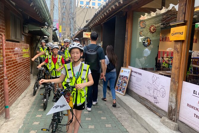 Market Food Tour & Evening E-bike Ride in Seoul - The night finish: presidential blue house area and city lights ride