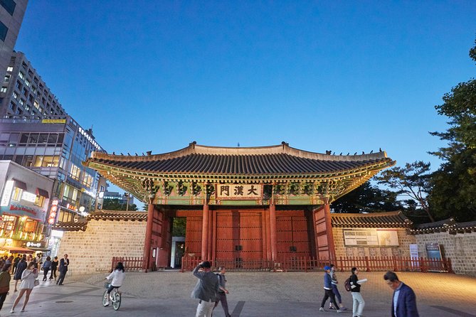 Moonlight Rainbow Fountain Show Night Tour in Seoul - Stop 1: Deoksugung Palace at Night (40 Minutes, Admission Included)