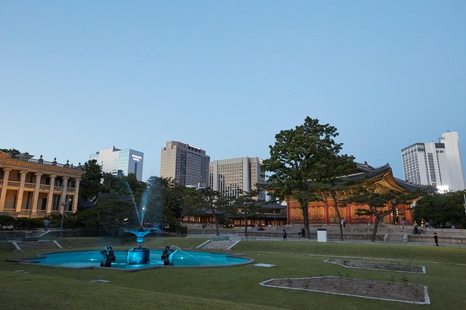 Moonlight Rainbow Fountain Show Night Tour in Seoul - Stop 3: Namsan Baekbeom Square Walk Along the City Wall (30 Minutes, Free Admission)