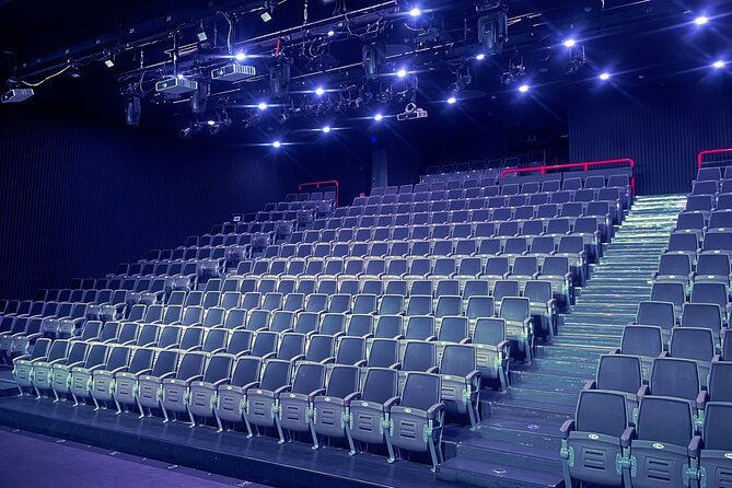 Painters Show in Gwanghwamun Theater (nearby Seodaemun station) - Key things you’ll notice right away