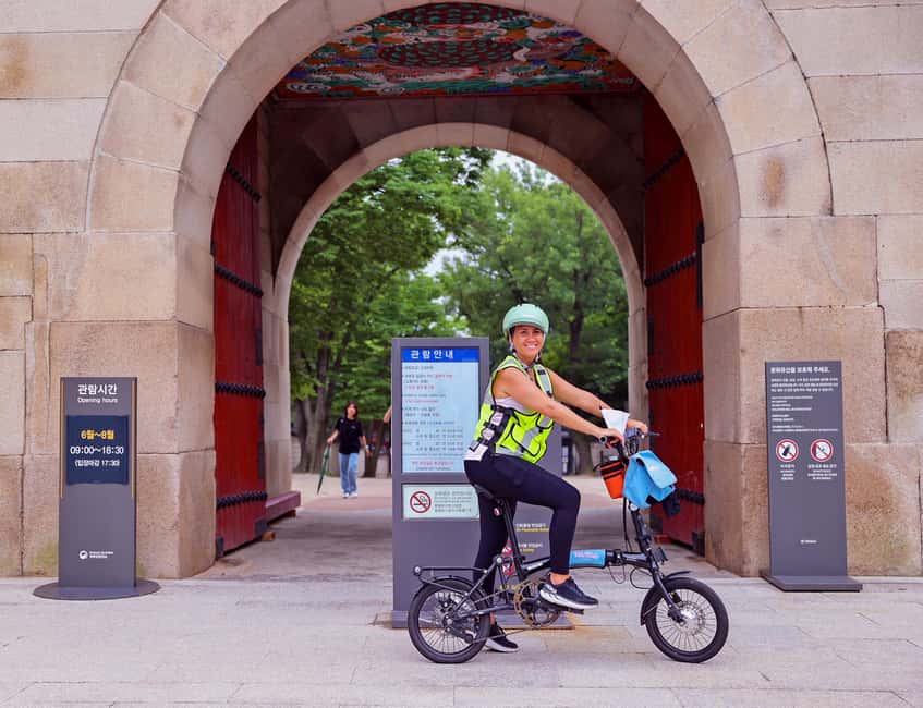 Seoul: City Highlights eBike Tour - Jogyesa Temple and a quieter finish along the river