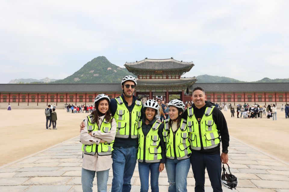 Seoul: City Highlights eBike Tour - Tongin Traditional Market: snack time that feels like local life