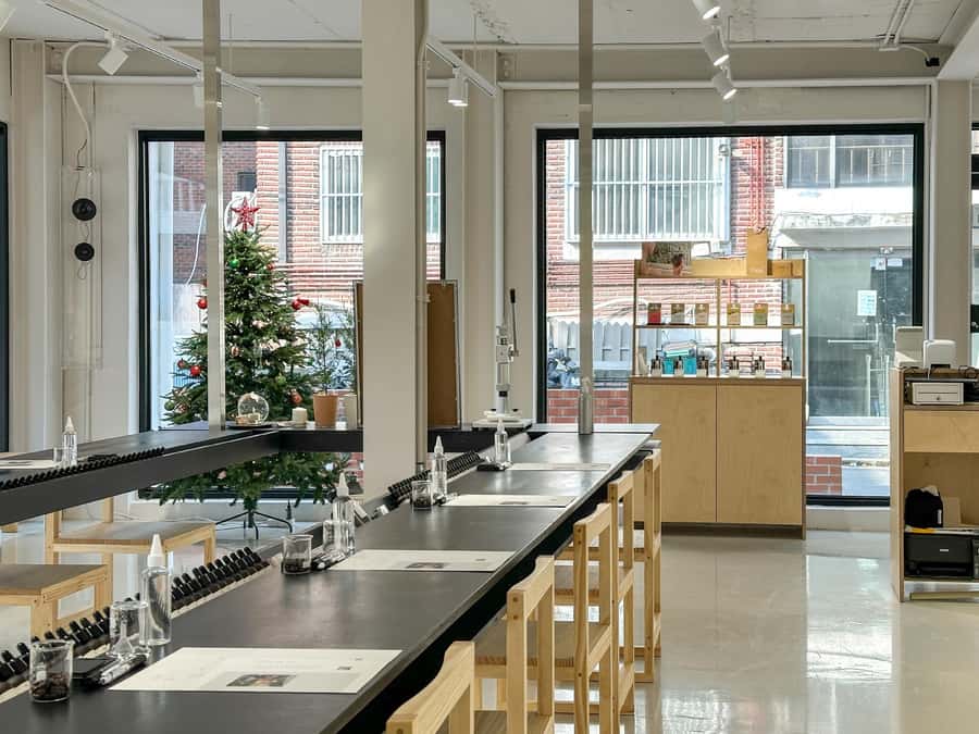 Seoul: Create Your Own Natural Perfume with a Perfumer - The 30 bases and 100% natural ingredients: what makes this workshop different
