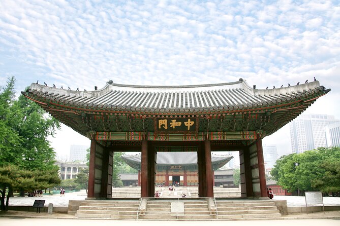 Seoul: Deoksugung Palace Night Tour - Deoksugung Palace After Dark: The calm, eerie kind of interesting