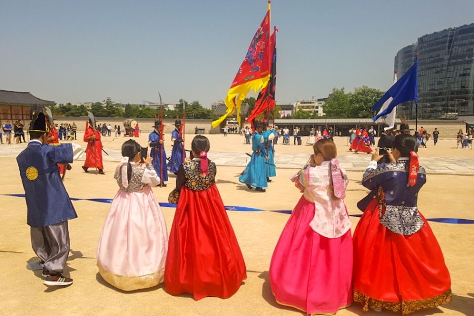 Seoul: Gyeongbok Palace and Bukchon Hanok Walking Tour - Why this palace-to-hanok route makes sense