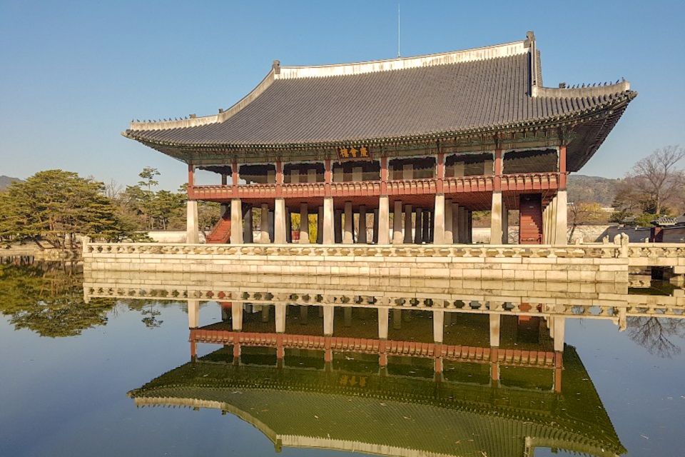 Seoul: Gyeongbok Palace and Bukchon Hanok Walking Tour - Bukchon Hanok Village: Samcheongdong Alley and the old-meets-new feel