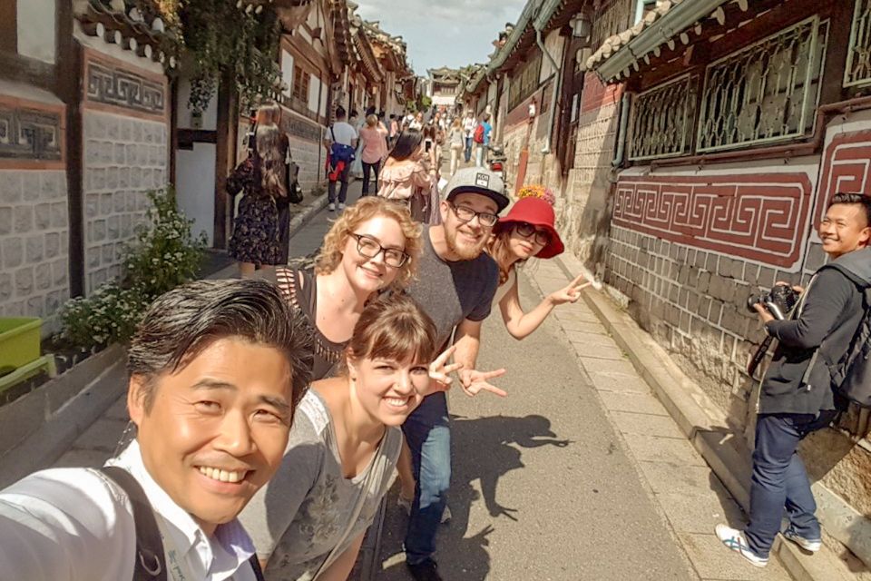 Seoul: Gyeongbok Palace and Bukchon Hanok Walking Tour - Getting started at City Hall Station without wasting time