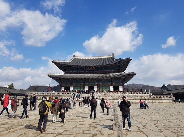 Seoul: Gyeongbok Palace, Bukchon Village, and Gwangjang Tour - Cheongha Korea Ginseng Museum: culture first, sales-room second