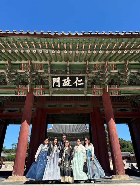 Seoul: Gyeongbok Palace, N Tower, & Local Market City Tour - Visitor center, Blue House pass-by, and the ginseng museum stop