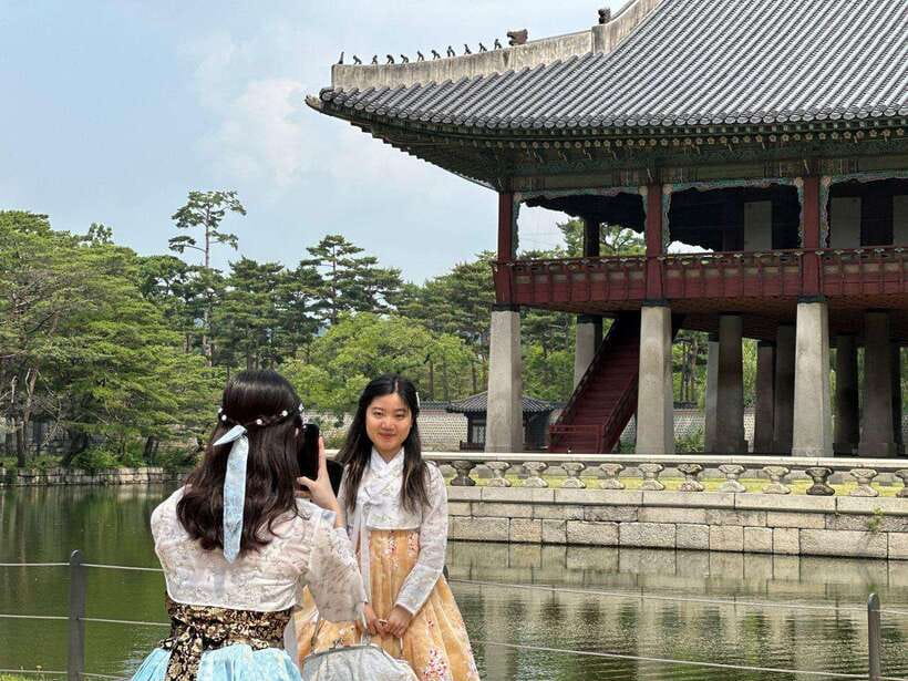 Seoul: Gyeongbok Palace, N Tower, & Local Market City Tour - Insadong free time: snacks, crafts, and an easy lunch window