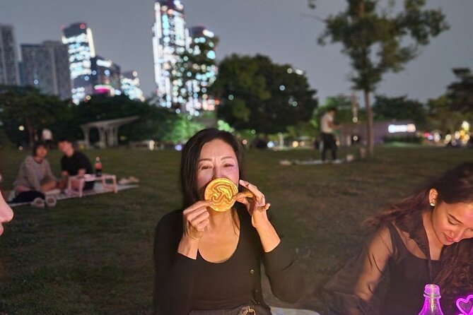 Seoul Han River Night Tour: Picnic, Games & Starlight Cruise - From Picnic to Boat: What the 50-Minute Starlight Cruise Delivers
