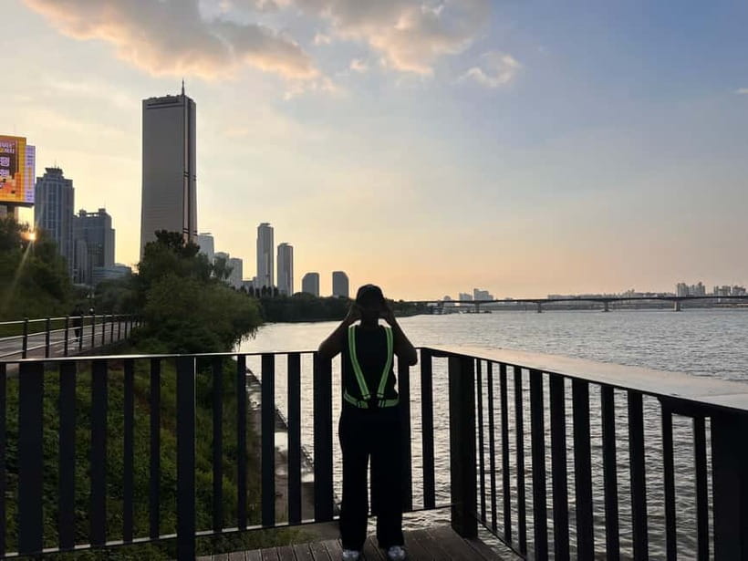 Seoul: Han River Sunset Bike Tour with Rainbow Fountain Show - Meeting at Yeouinaru Station Exit 2 and getting your bearings fast