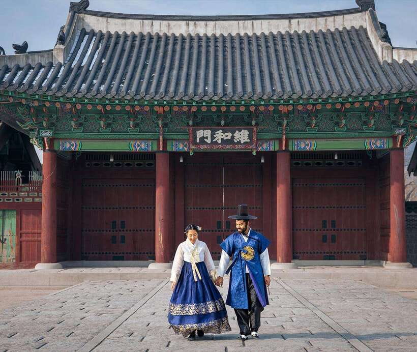 Seoul: Hanbok Rental with Gyeongbokgung Palace Entry - Hair, accessories, and photo-ready styling