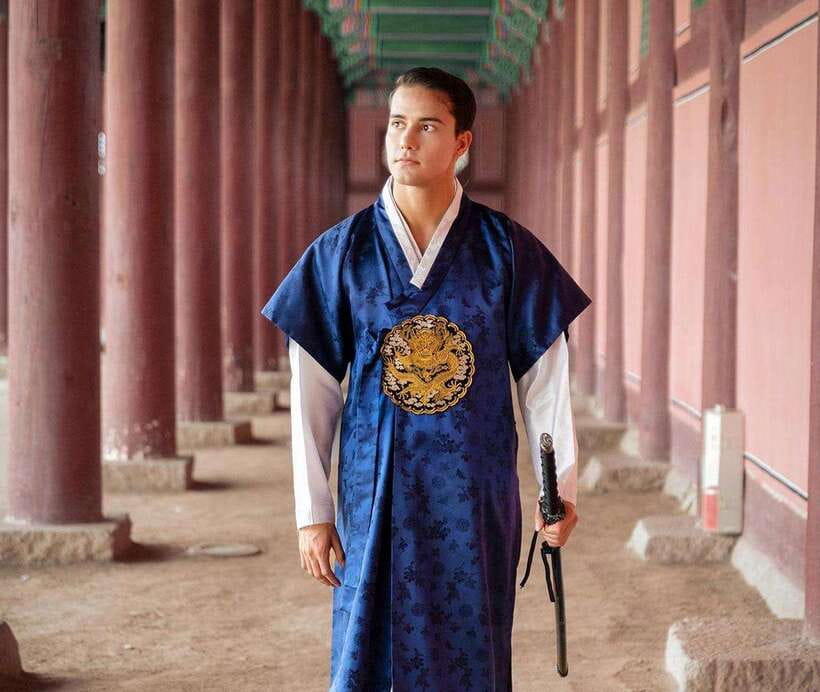 Seoul: Hanbok Rental with Gyeongbokgung Palace Entry - Practical comfort: stairs, crowds, lockers, and weather