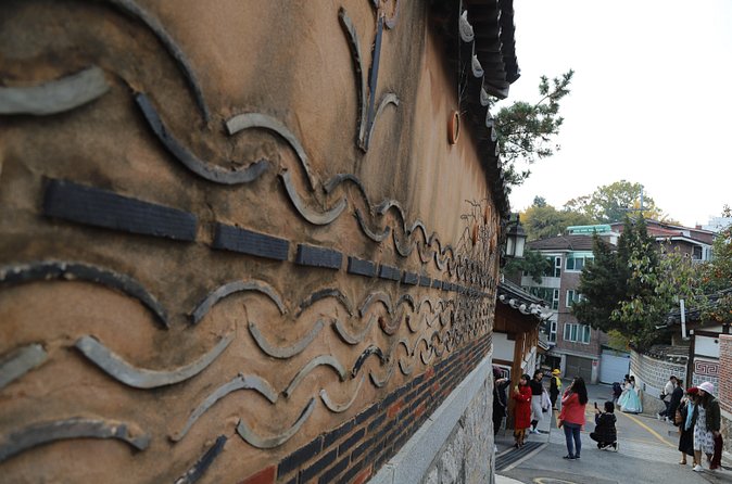 Seoul Layover Private Tour from Incheon Airport - Stop 2: Bukchon Hanok Village in 45 minutes