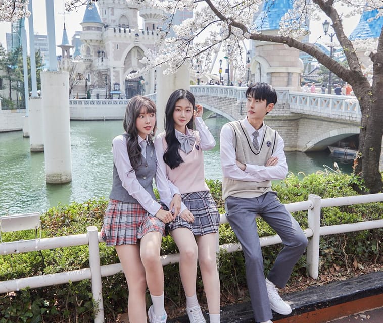 Seoul: Lotte World 1 Day Pass & Korean School Uniform Rental - Finding your flow in a huge multi-level park