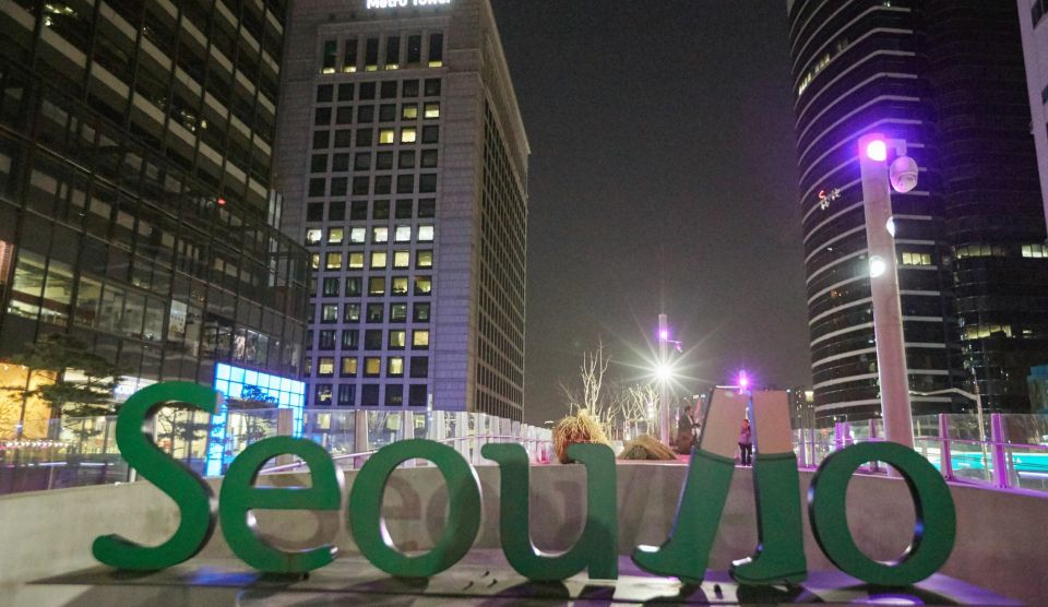 Seoul: Moonlight Rainbow Fountain Show Night Tour - Deoksugung Palace after dark: a clean start before the crowds