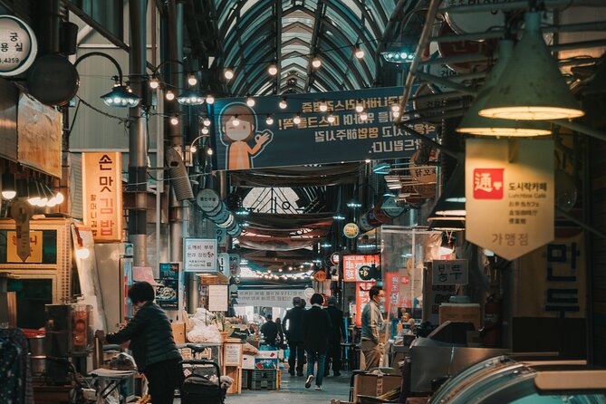Seoul Night Palace & Market Food Tour with Vehicle - Meeting at Hyehwa Station and how the timing usually feels