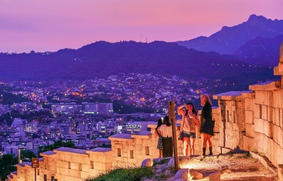 Seoul: Nighttime Tour of Palace, Market, Naksan Park & More - Gwangjang Market: Snacks, Souvenirs, and a Local Way to Eat