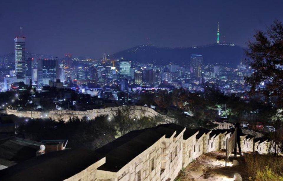 Seoul: Nighttime Tour of Palace, Market, Naksan Park & More - Cheonggyecheon Stream: Your Mid-Tour Reset from City Noise