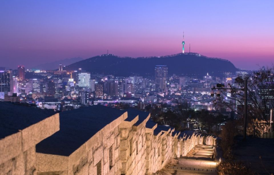 Seoul: Nighttime Tour of Palace, Market, Naksan Park & More - Inside Changyeonggung Palace After Dark (and Why the Timing Works)