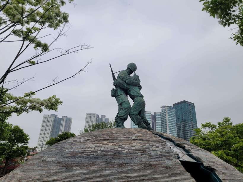 Seoul: War Memorial of Korea Private Guided Museum Tour - Meeting under the Statue of Brothers: easy start, clear route