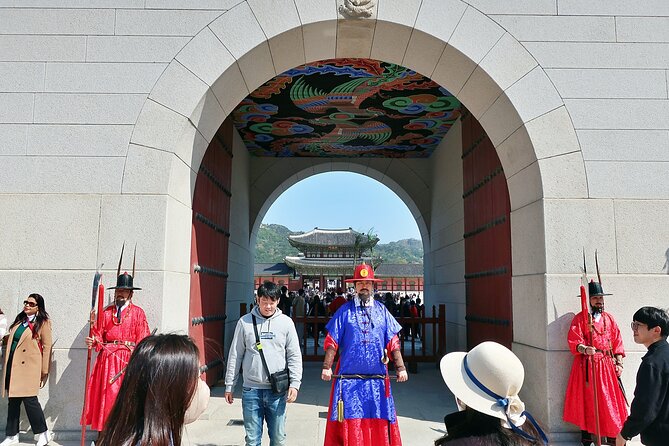 Small-Group Seoul Tour with Gyeongbokgung Palace (hotel pick-up) - Cheong Wa Dae (Blue House) Photo Stop: What You Can See and What You Can’t