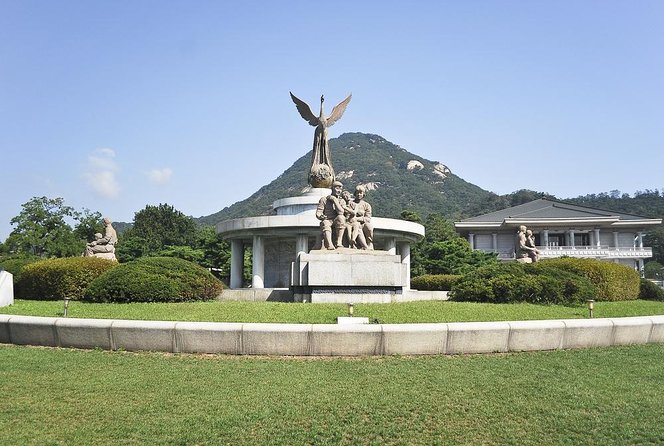 Small-Group Seoul Tour with Gyeongbokgung Palace (hotel pick-up) - Gwanghwamun Gate: Watch the Royal Guard Changing Ceremony